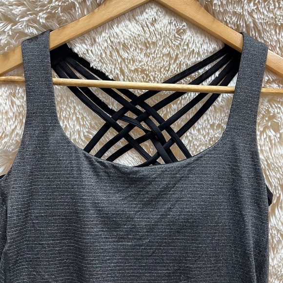 Lululemon work out top size 10 w/ build in bra & removable cup inserts - stripe - Picture 16 of 16